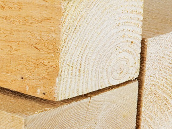 Nahaufnahme von Kanthölzern mit sichtbarer Holzmaserung, ideal für den Holzbau und konstruktive Anwendungen.