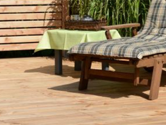 Gemütliche Terrasse mit Holz-Dielen