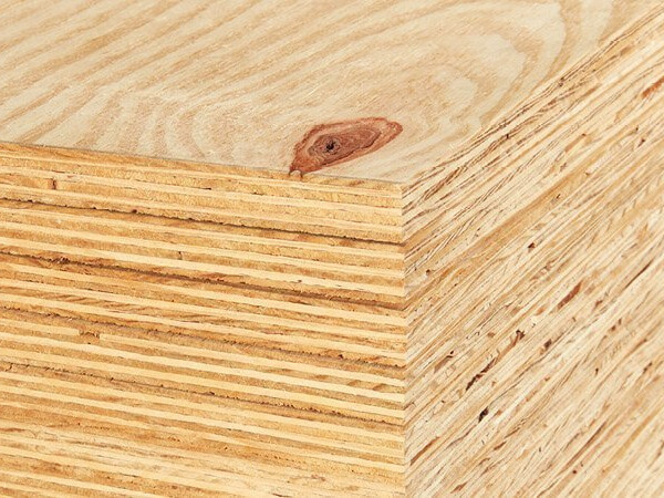 Nahaufnahme von Bausperrholz mit sichtbarer Schichtenverleimung und natürlicher Holzmaserung.